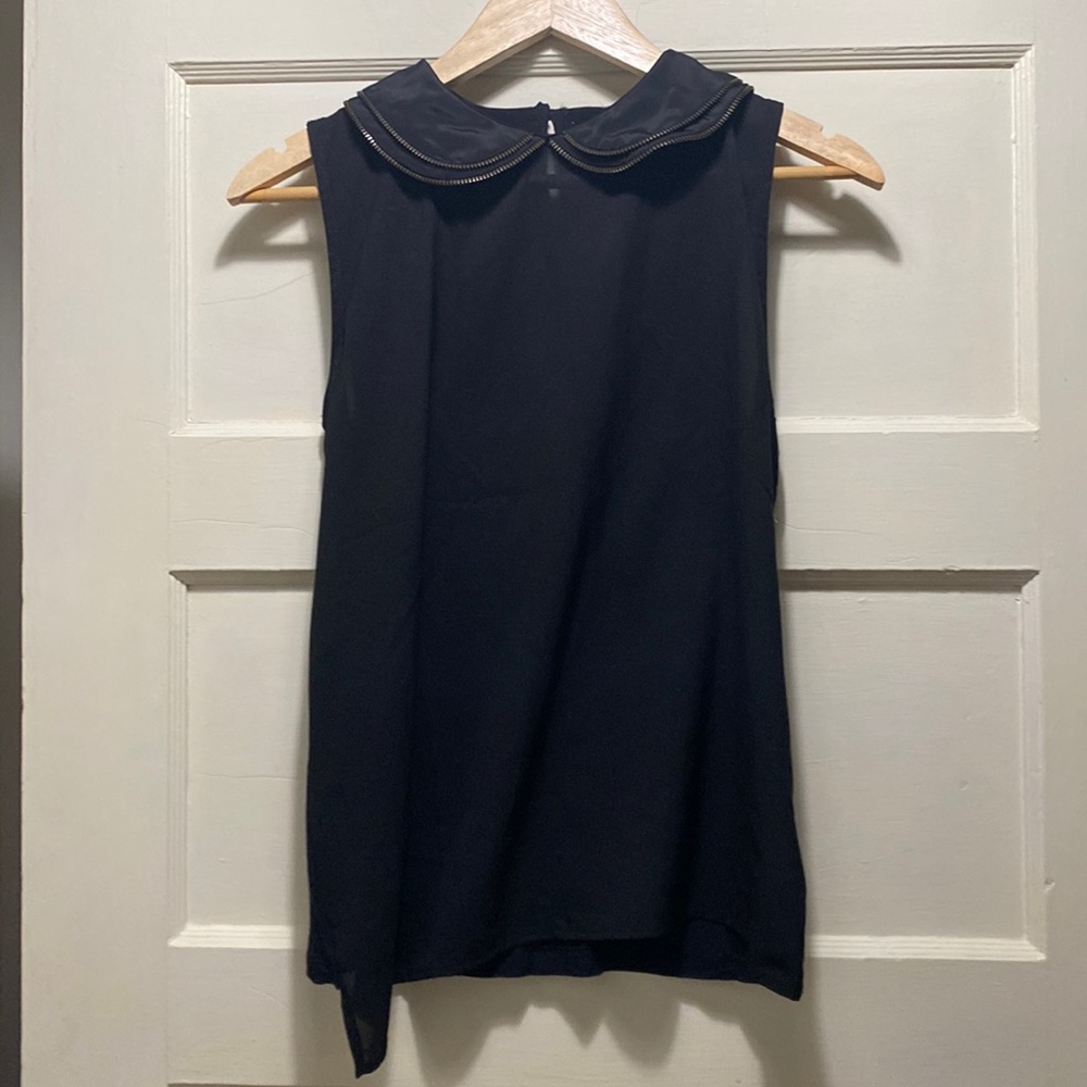 Peter Pan collar with zipper teeth